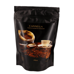 Cafeaua cu scorțișoară este o combinație divină de arome, în care esența intensă a cafelei se îmbină cu dulceața și căldura condimentului de scorțișoară, oferind o experiență bogată și reconfortantă.